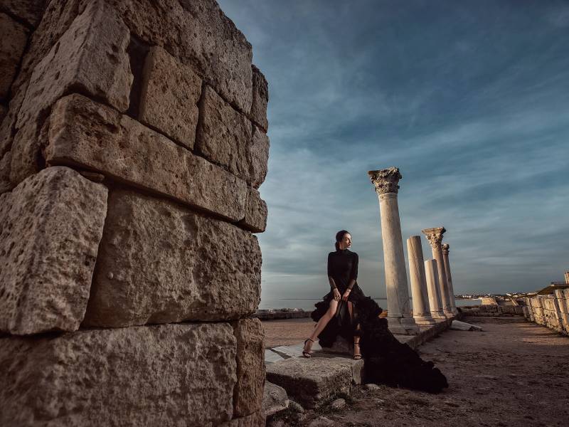 Красивая Маша позирует на фоне руин